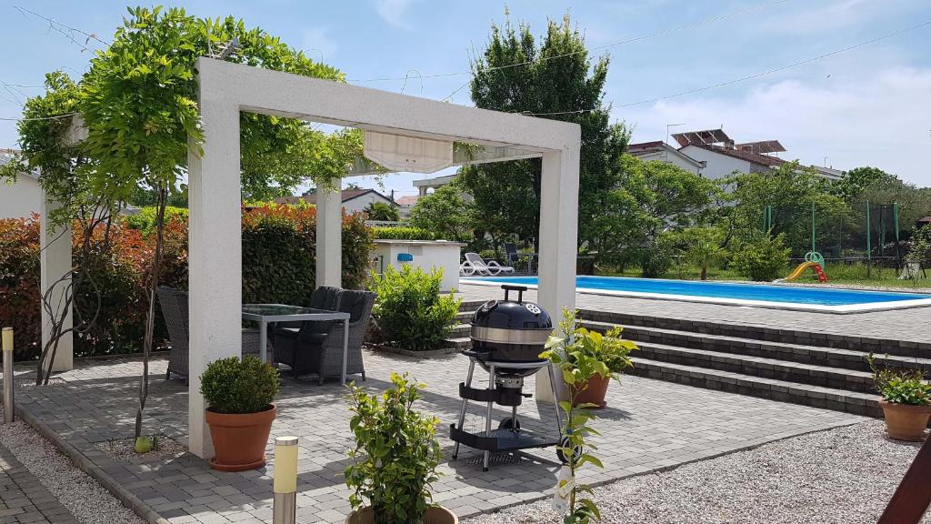 Bazén v ubytování Apartments Kovacic nebo v jeho okolí