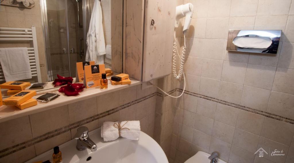 a bathroom with a toilet, sink, and mirror at Albergo Diffuso Sotto le Cummerse in Locorotondo