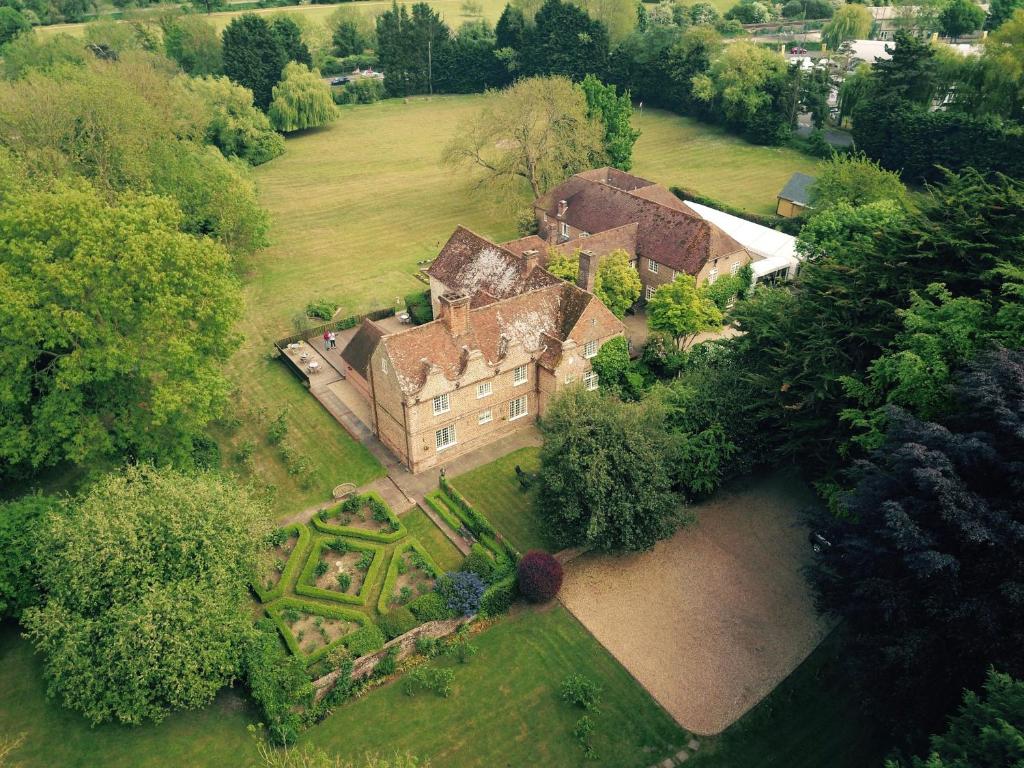 une vue aérienne sur une grande maison dans un champ dans l'établissement Howfield Manor Hotel, à Canterbury