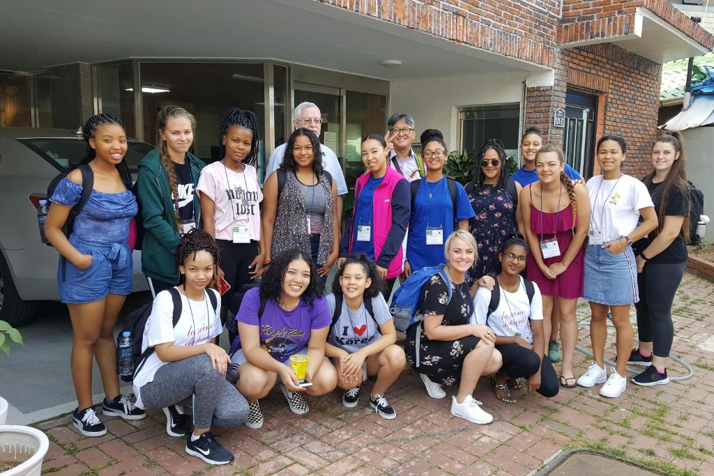 un groupe de personnes posant pour une photo dans l'établissement Guest House Manna, à Daegu