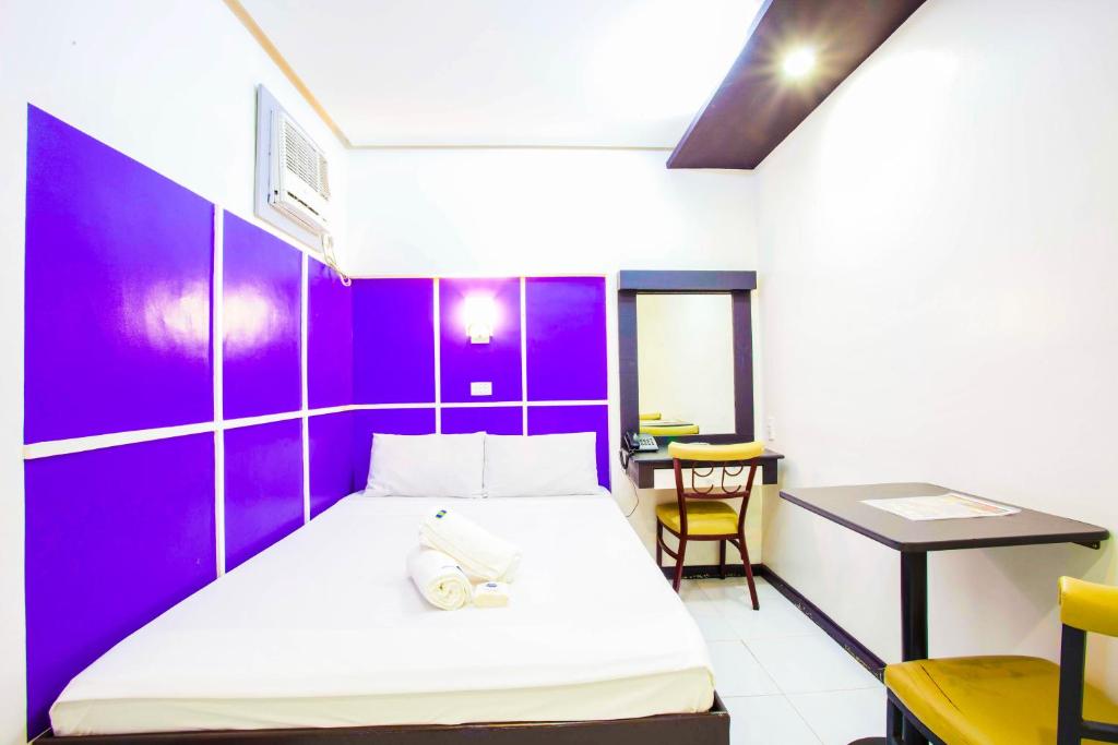 Postel nebo postele na pokoji v ubytování Hotel 99 Cubao