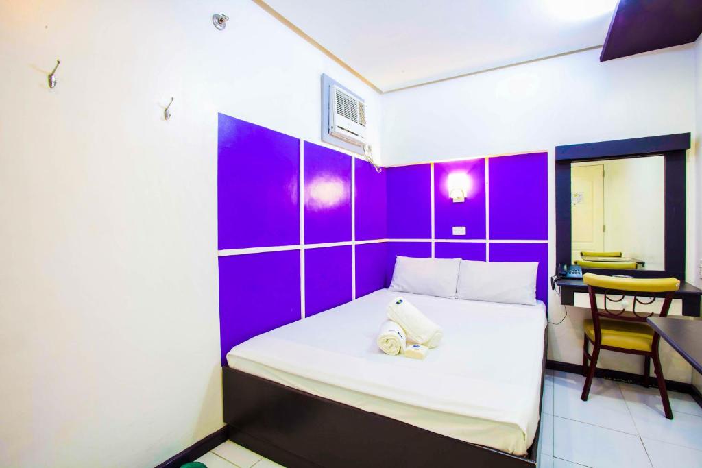 Postel nebo postele na pokoji v ubytování Hotel 99 Cubao