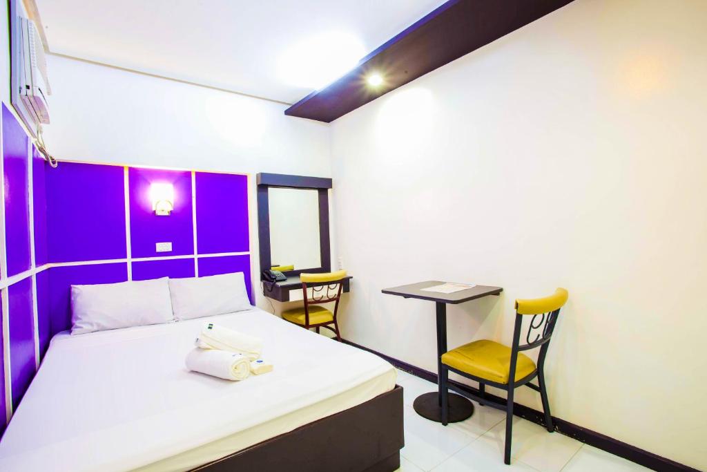 Postel nebo postele na pokoji v ubytování Hotel 99 Cubao