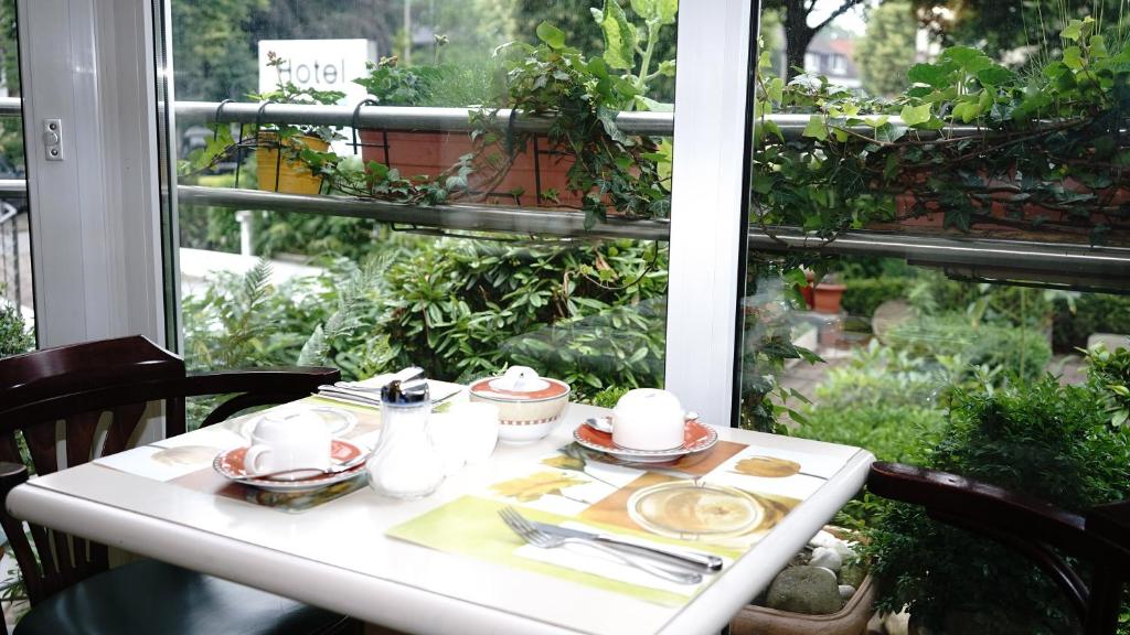 Entrée Groß Borstel Garni Hotel - Resim 15