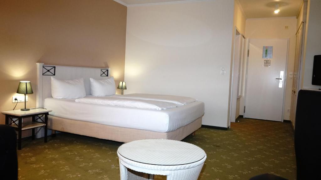 Postel nebo postele na pokoji v ubytování Entrée Groß Borstel Garni Hotel