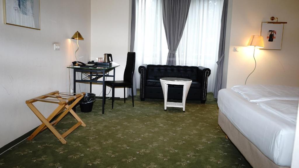 Entrée Groß Borstel Garni Hotel - Resim 24