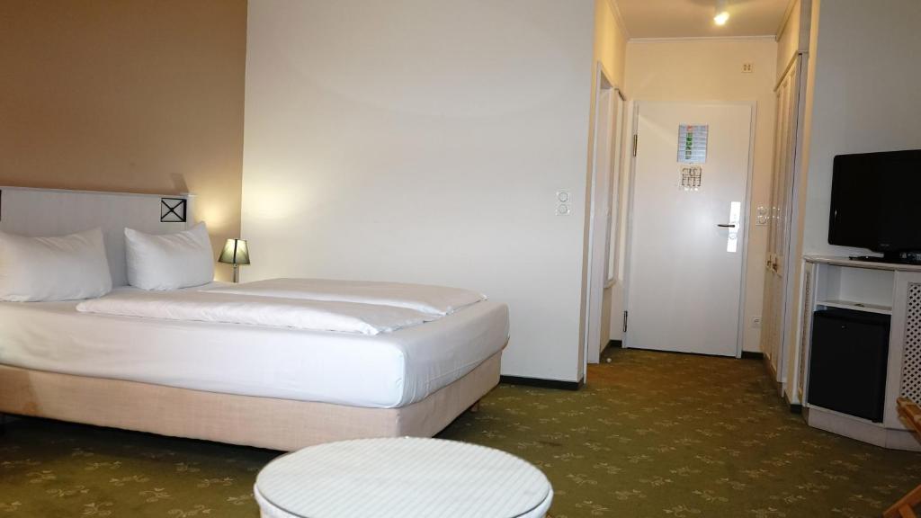 Postel nebo postele na pokoji v ubytování Entrée Groß Borstel Garni Hotel