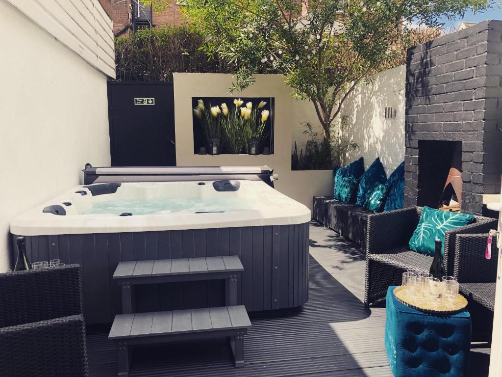 Cheap Bed and Breakfast B&B Airbnb in Bournemouth, UK