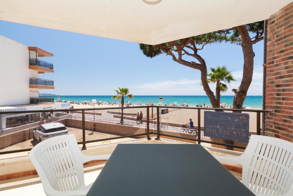 カンブリルスにあるUHC Mexico I Apartmentsのビーチを望むバルコニー(テーブル、椅子付)