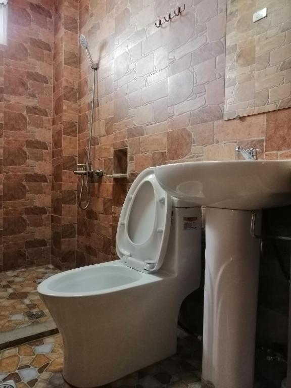 Bilik mandi di Sagada Lodging Home