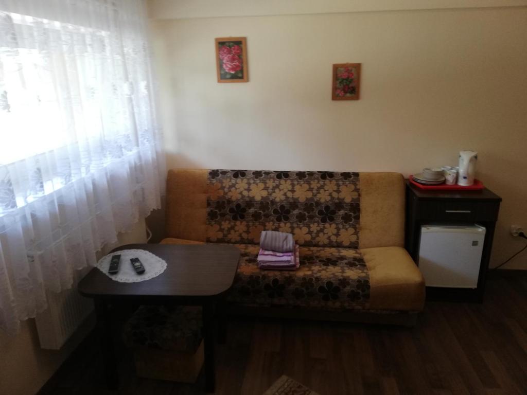 a living room with a couch and a table at Pokoje Gościnne Słoneczko in Kąty Rybackie