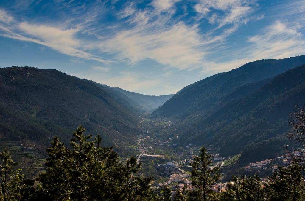 uitzicht op een vallei in de bergen bij Casa Cerro da Correia in Manteigas