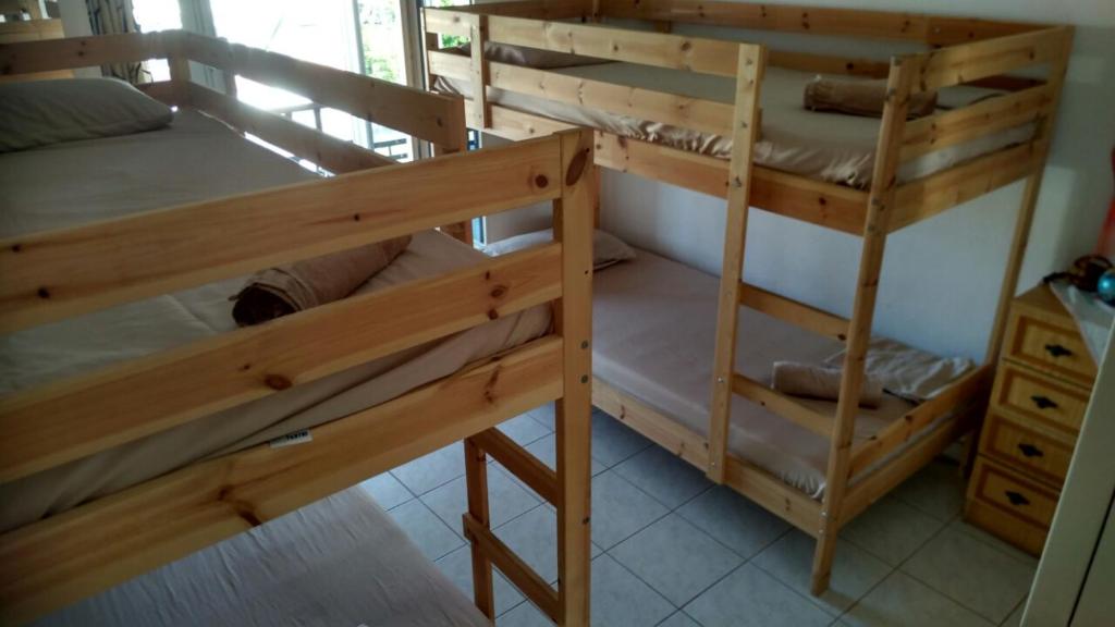 Poschodová posteľ alebo postele v izbe v ubytovaní Cosy family apartment near the Sea