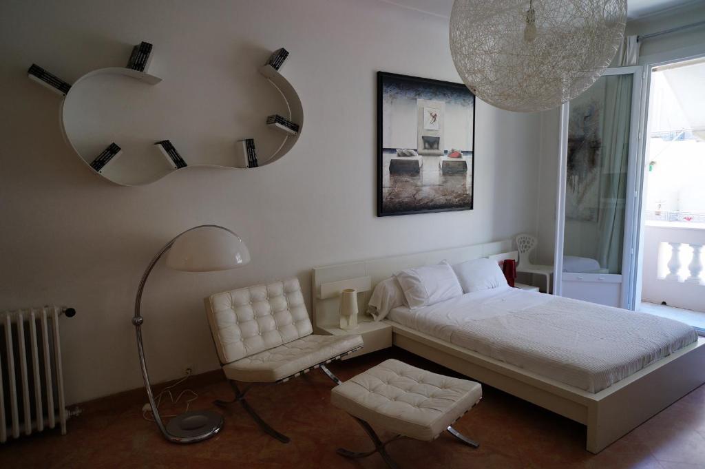 une chambre avec un lit, une lampe et une chaise dans l'établissement 124 MIRAMAR 65 LA CROISETTE, à Cannes