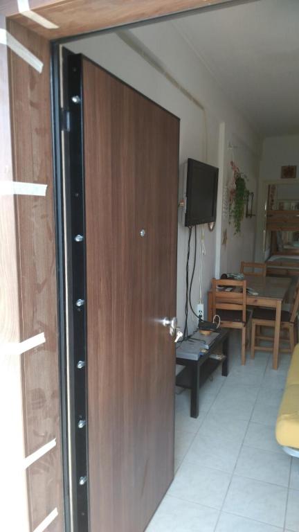 Televízia a/alebo spoločenská miestnosť v ubytovaní Cosy family apartment near the Sea
