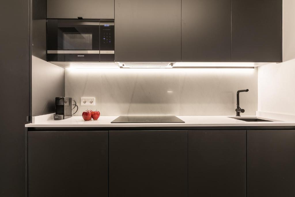 Kuchyň nebo kuchyňský kout v ubytování Feelathome Waldorf Suites Apartments