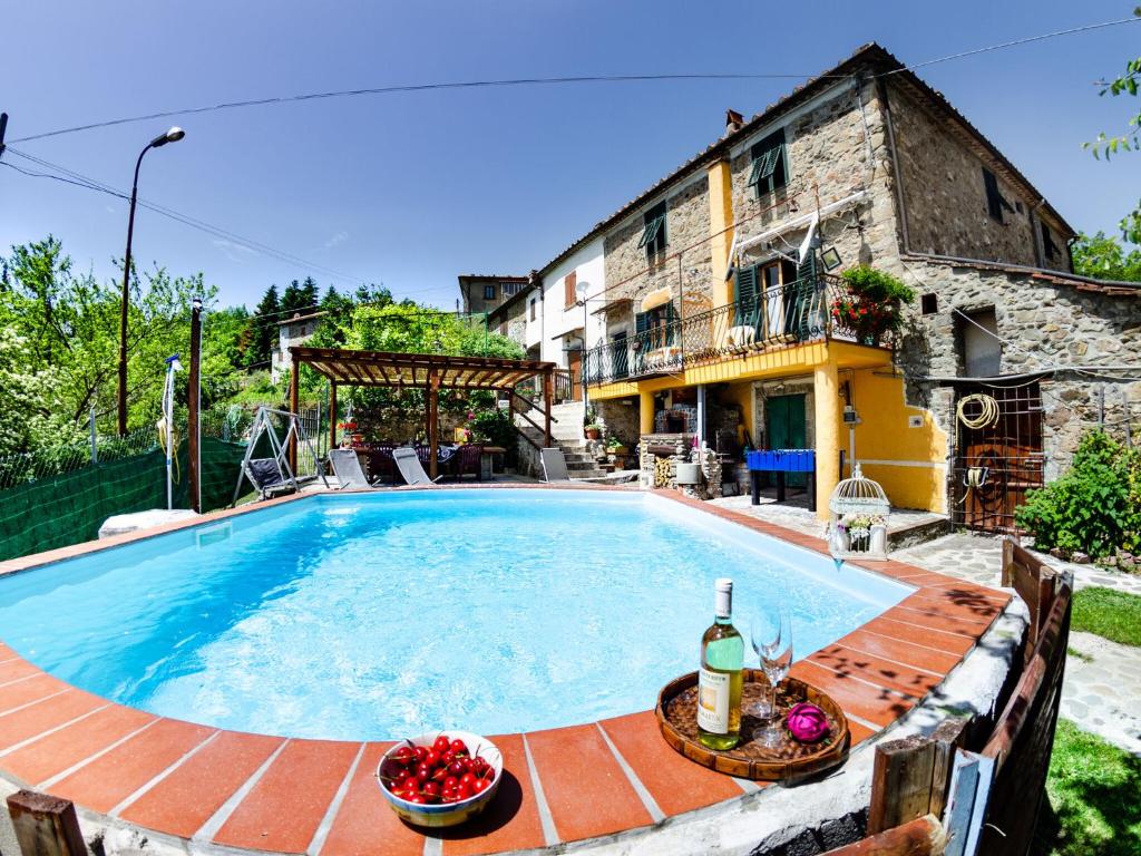 een groot zwembad voor een huis bij Castelvecchio Family Retreat in San Marcello Pistoiese