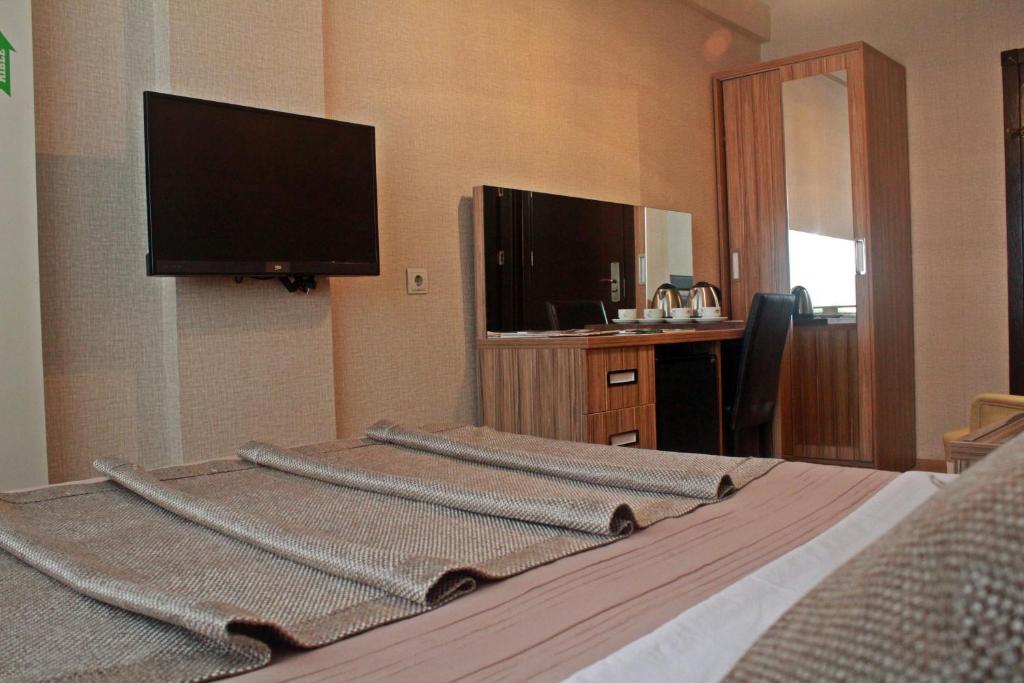 A television and/or entertainment centre at Cmr Aydogan Hotel