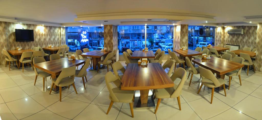 A television and/or entertainment centre at Cmr Aydogan Hotel
