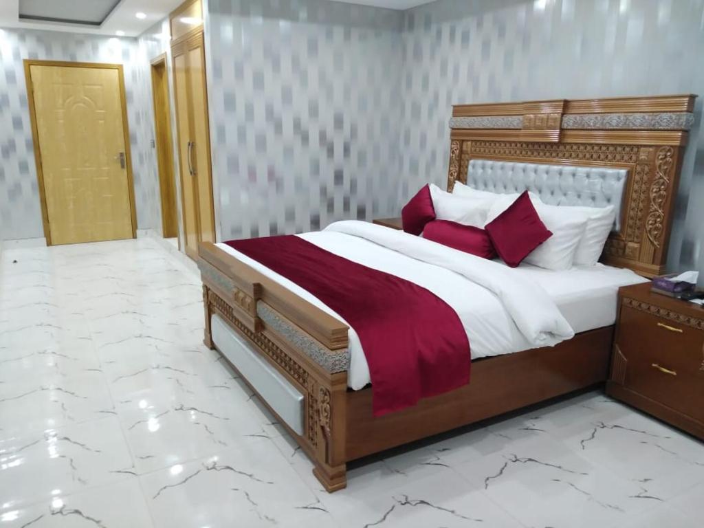 En eller flere senge i et værelse på The Rich Hotel