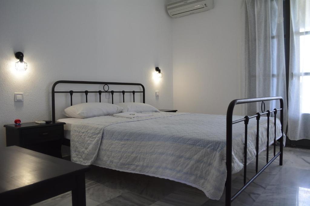 A bed or beds in a room at Arellis
