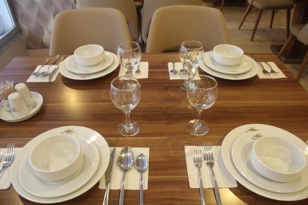 A restaurant or other place to eat at Cmr Aydogan Hotel