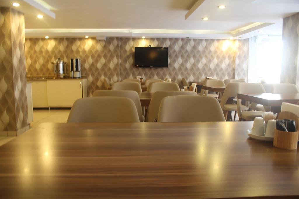 A television and/or entertainment centre at Cmr Aydogan Hotel