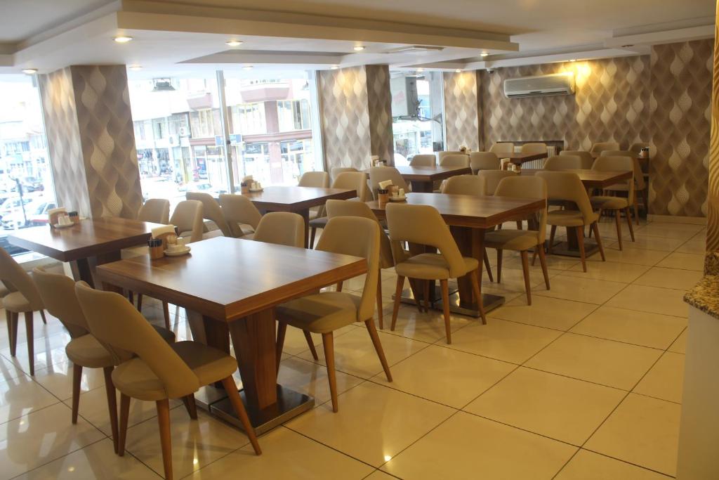 A restaurant or other place to eat at Cmr Aydogan Hotel