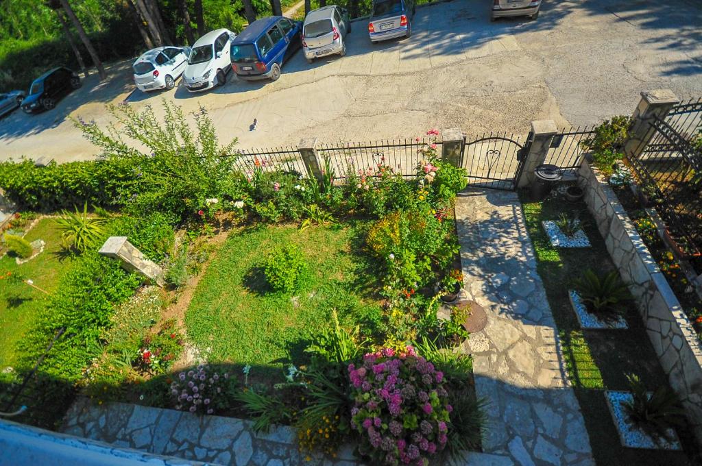 Vrt ispred objekta Apartments Kuc