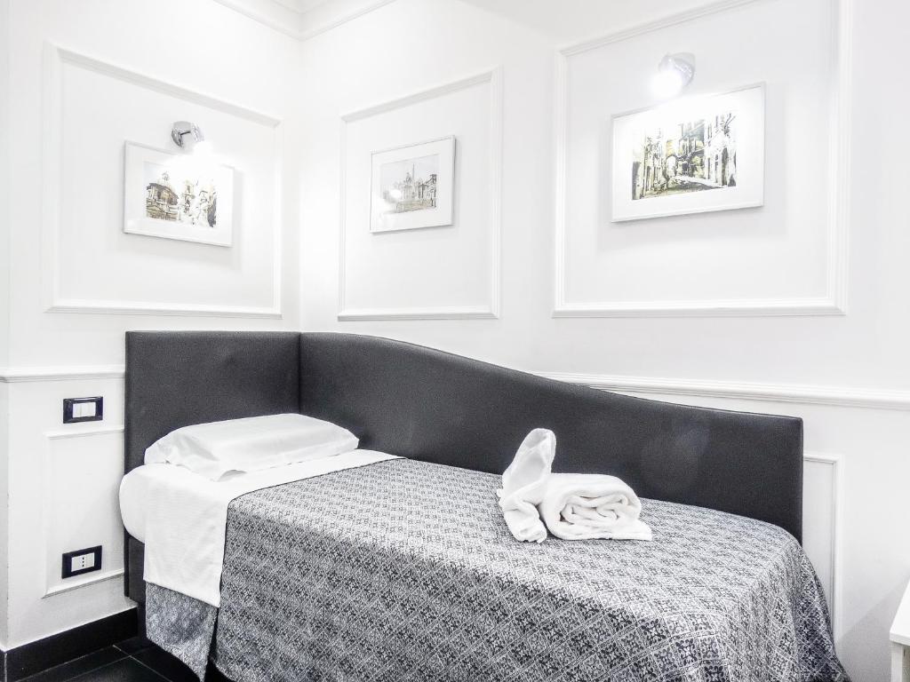 Łóżko lub łóżka w pokoju w obiekcie La Locanda di Piazza del Popolo