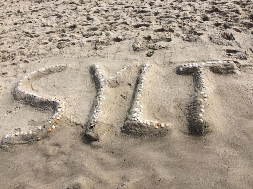 un mot écrit dans le sable sur la plage dans l'établissement Nordlicht, à Westerland