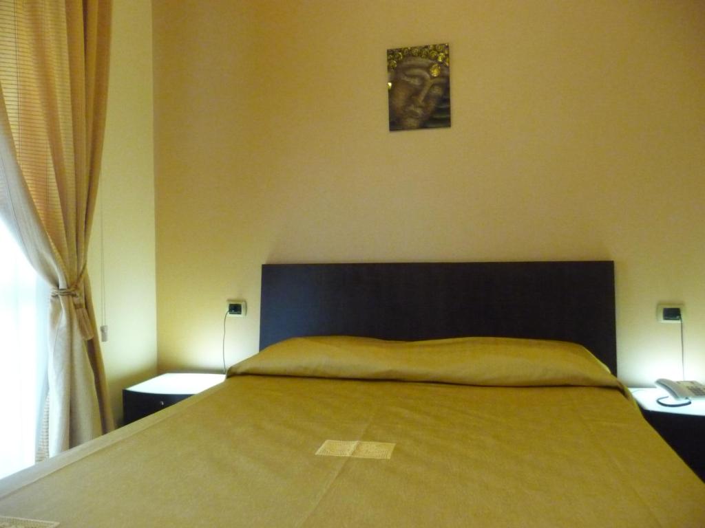 A bed or beds in a room at Hotel Naxos B&B