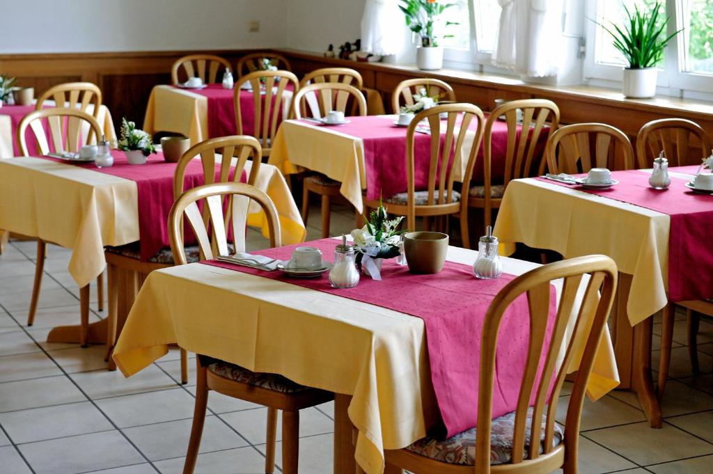 Restoran või mõni muu söögikoht majutusasutuses Hotel Tannenhof