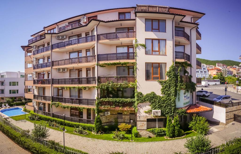 スヴェティ・ヴラスにあるMars Apartments in Complex Shipkaの植物が生育するアパートメント