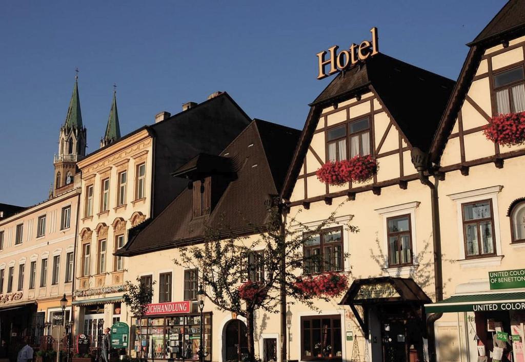 un edificio con un hotel al lado de una calle en Hotel Schrannenhof, en Klosterneuburg