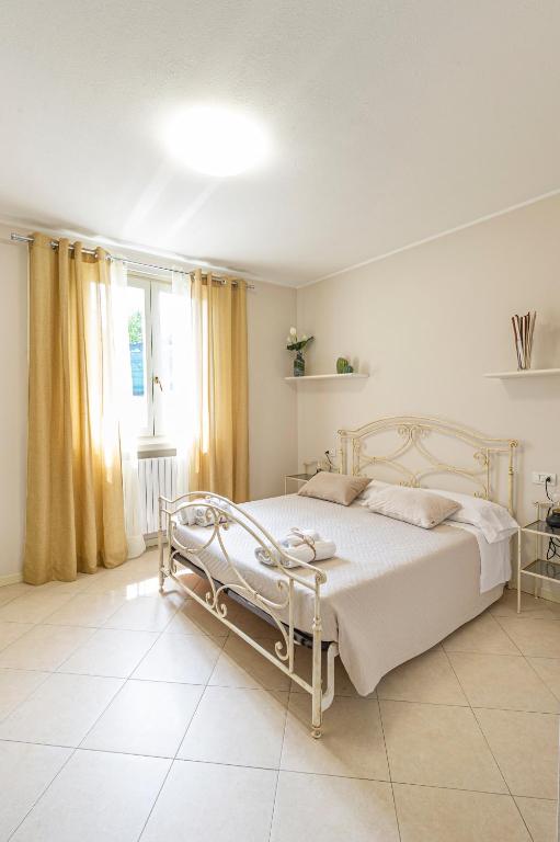 A bed or beds in a room at B&B Casa Paola