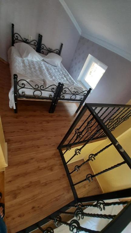Ein Bett oder Betten in einem Zimmer der Unterkunft Hotel Evrazia
