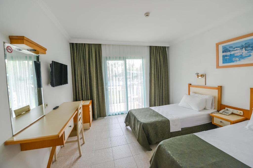 Postel nebo postele na pokoji v ubytování Rebin Beach Hotel