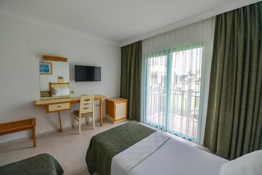 Postel nebo postele na pokoji v ubytování Rebin Beach Hotel