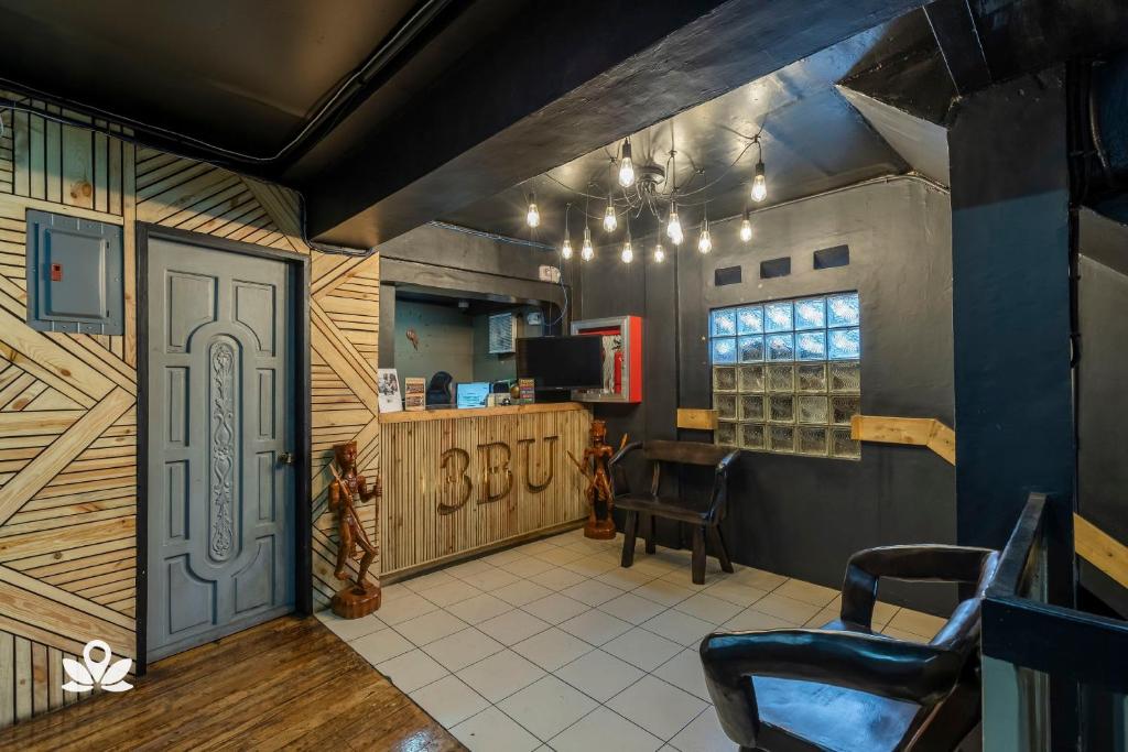una stanza con una porta, un tavolo e delle sedie di 3BU Hostel Baguio - Bonifacio a Baguio