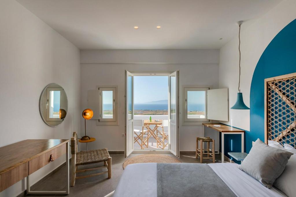 sypialnia z łóżkiem i widokiem na ocean w obiekcie Secret View Hotel w mieście Oia