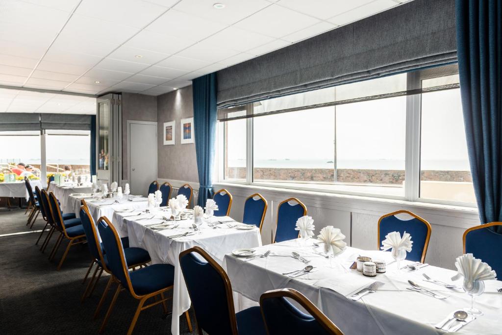 Restoran või mõni muu söögikoht majutusasutuses Hotel Ambassadeur