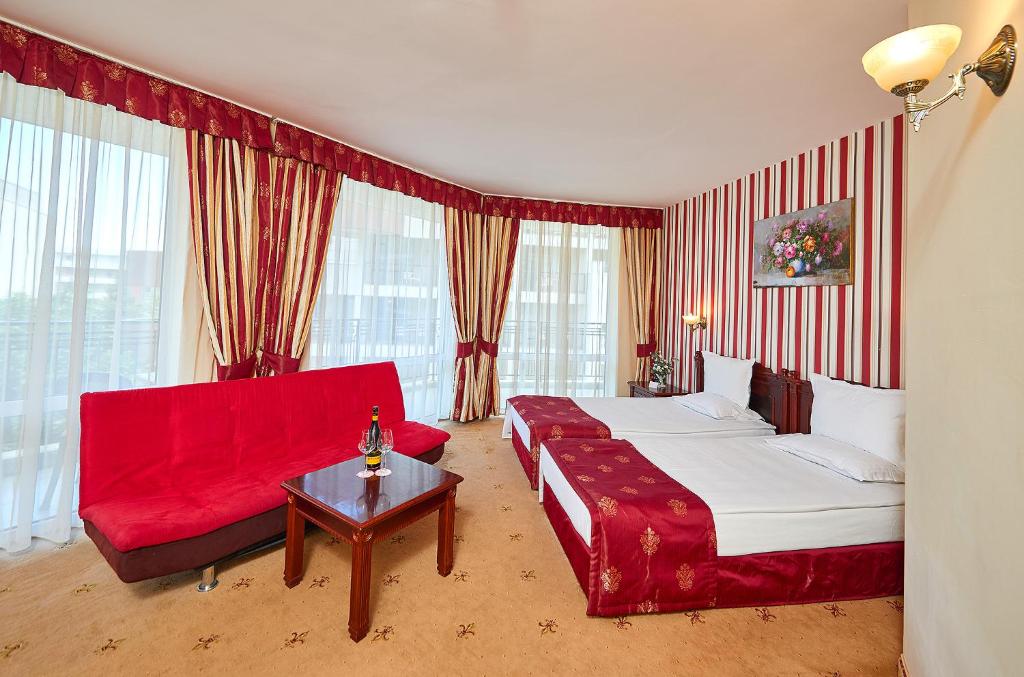 Postel nebo postele na pokoji v ubytování Karolina Hotel