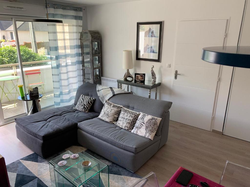 een woonkamer met een bank en een tafel bij Appartement cosy centre de Wimereux proche plage in Wimereux