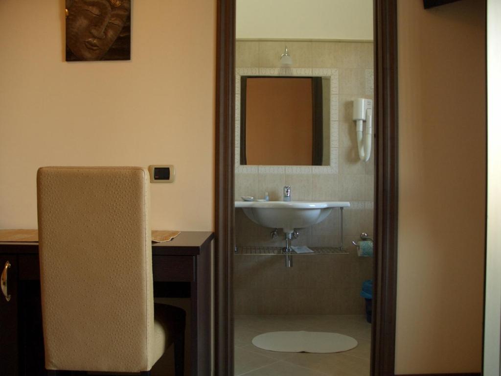 A bathroom at Hotel Naxos B&B