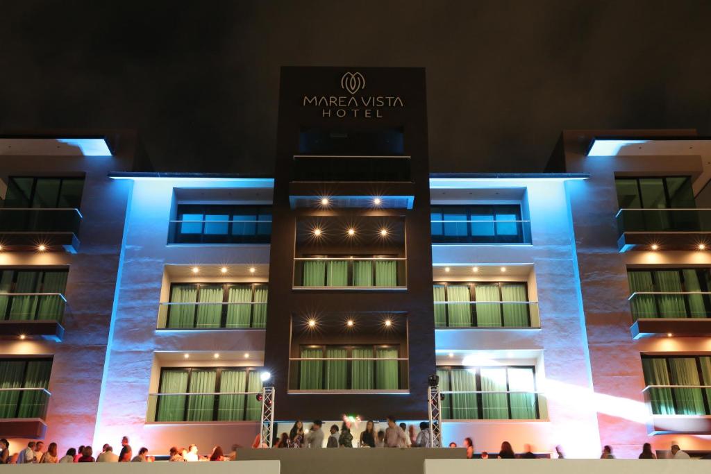 una representación del hotel Magallanes por la noche en Hotel Marea Vista, en Ensenada