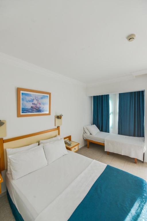 Postel nebo postele na pokoji v ubytování Rebin Beach Hotel
