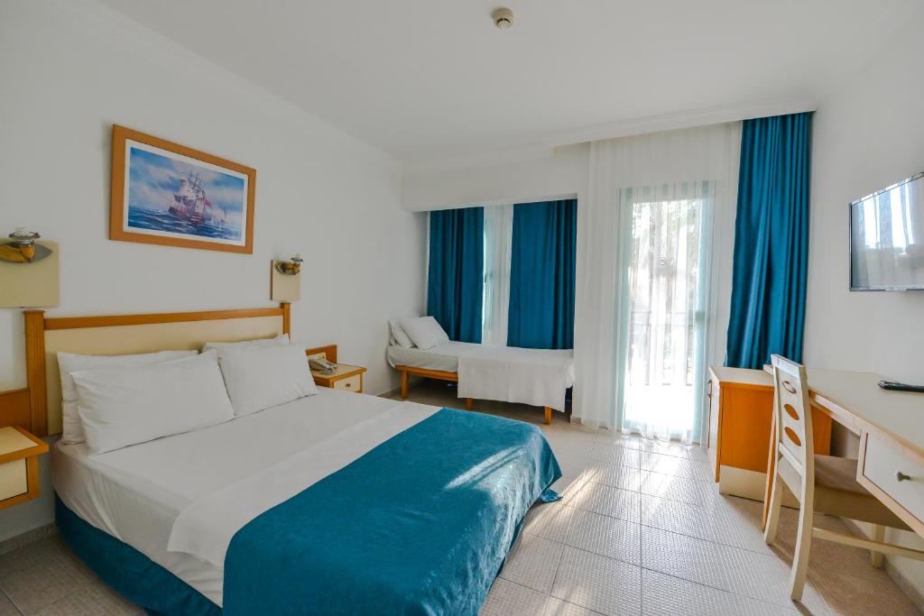 Postel nebo postele na pokoji v ubytování Rebin Beach Hotel