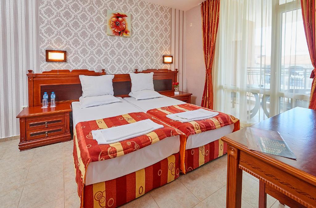 Postel nebo postele na pokoji v ubytování Karolina Hotel