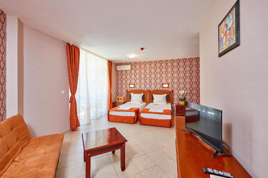TV a/nebo společenská místnost v ubytování Karolina Hotel